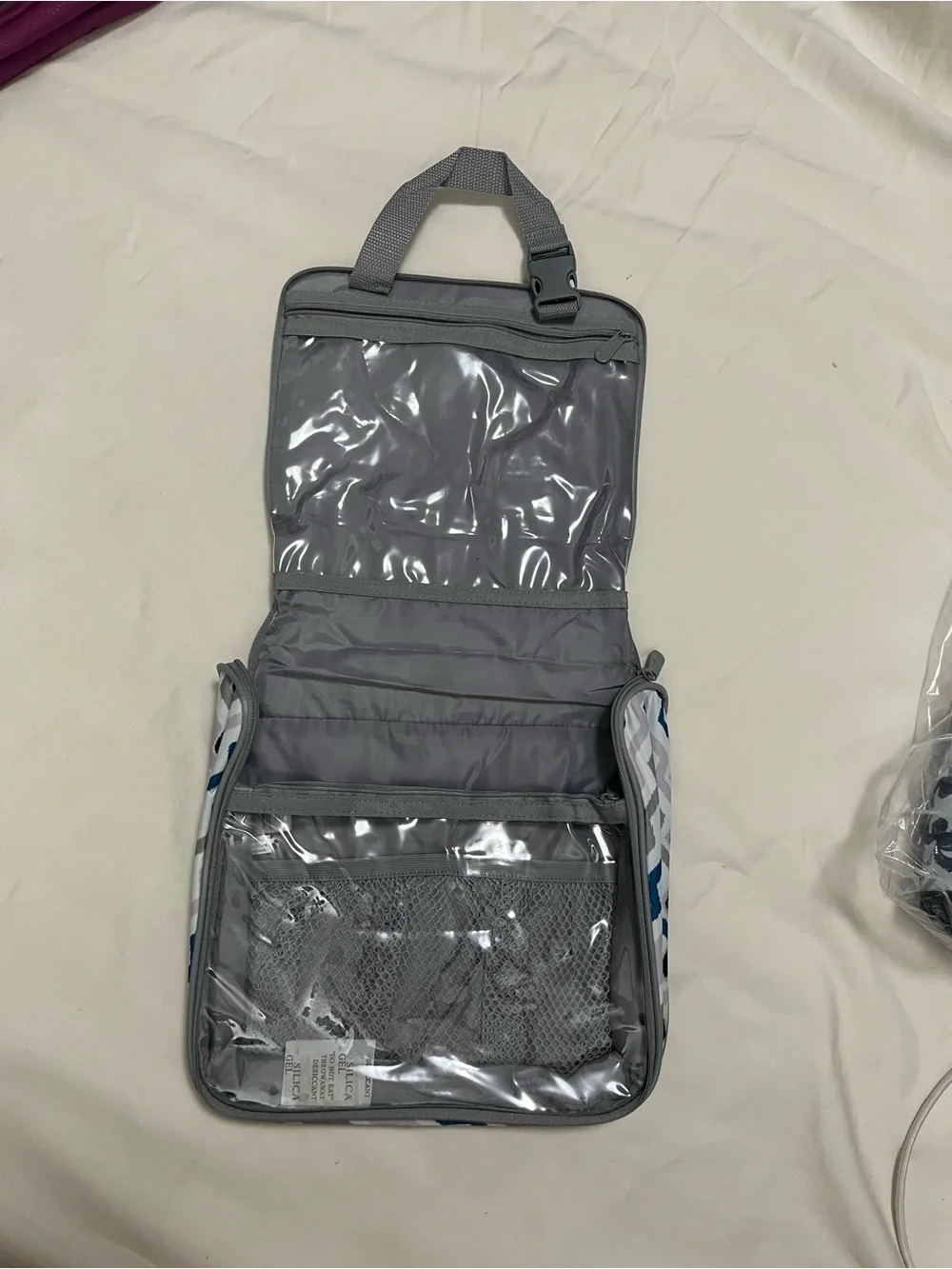 NWT Thirty-One Hanging Traveler Case in Ikat Waves